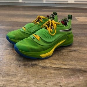 💚Nike Zoom Freak NRG "Uno Green"💚 EUC size 10 cool shoes UNO Cards Shoes